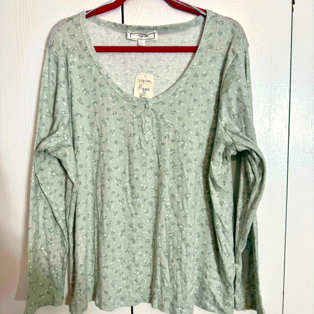 NWT. Hippie Rose Trendy Plus Size Printed Henley Neck Top Juniors 3X Sage Ditsy.